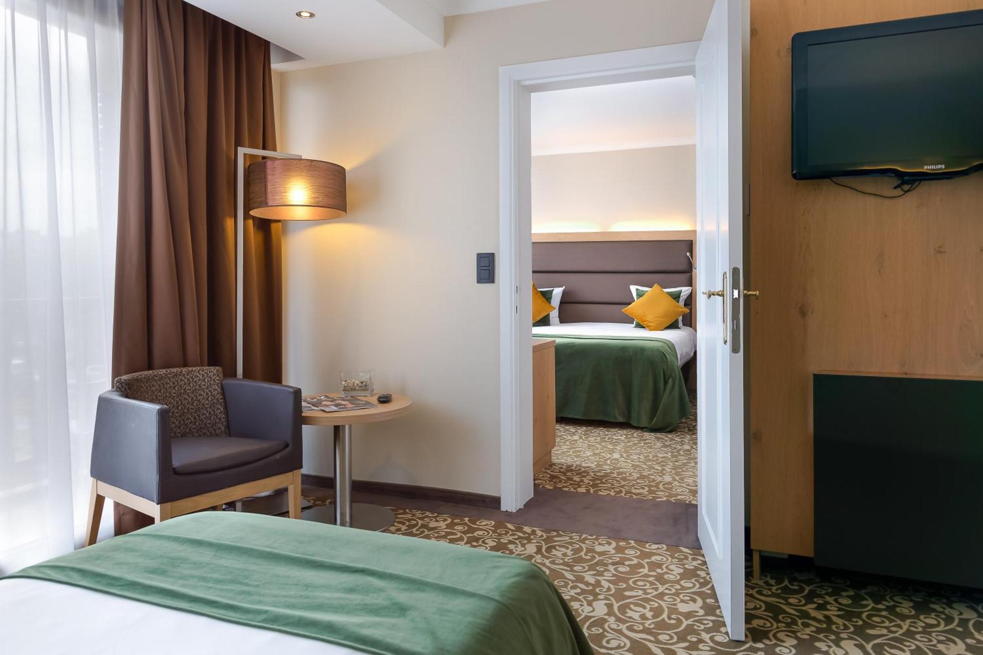 Hotel Restaurant Van Der Valk Nivelles-Sud Екстериор снимка