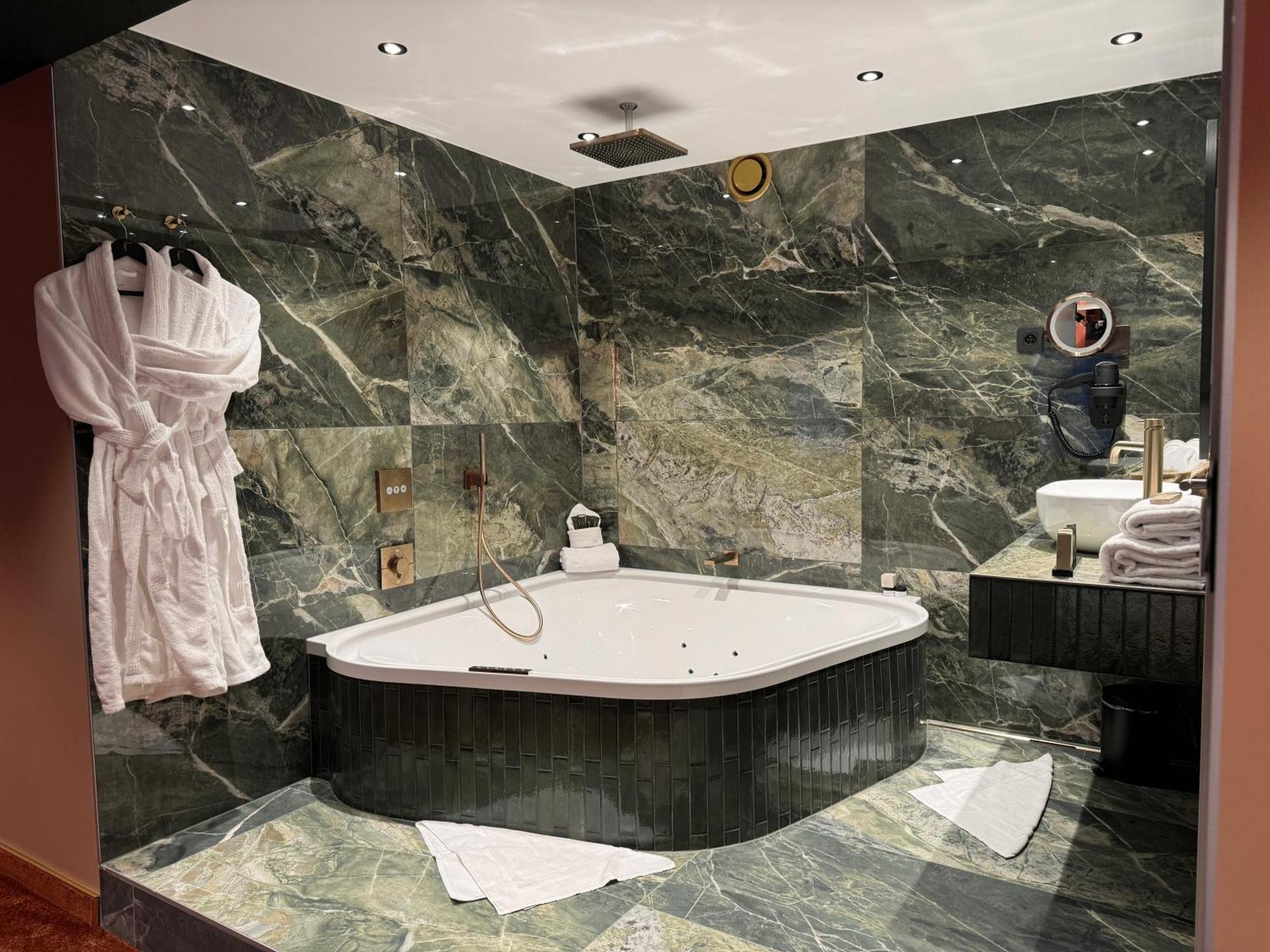 Hotel Restaurant Van Der Valk Nivelles-Sud Екстериор снимка