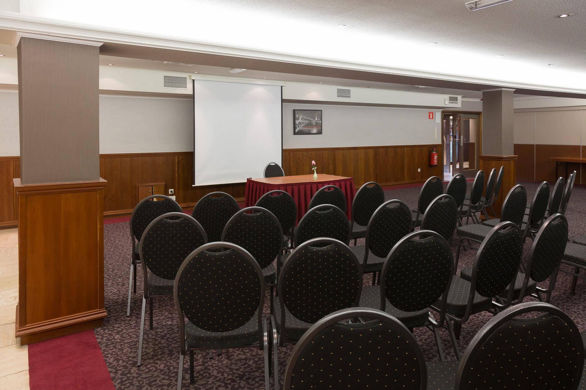 Hotel Restaurant Van Der Valk Nivelles-Sud Екстериор снимка