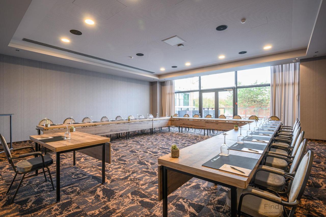 Hotel Restaurant Van Der Valk Nivelles-Sud Екстериор снимка