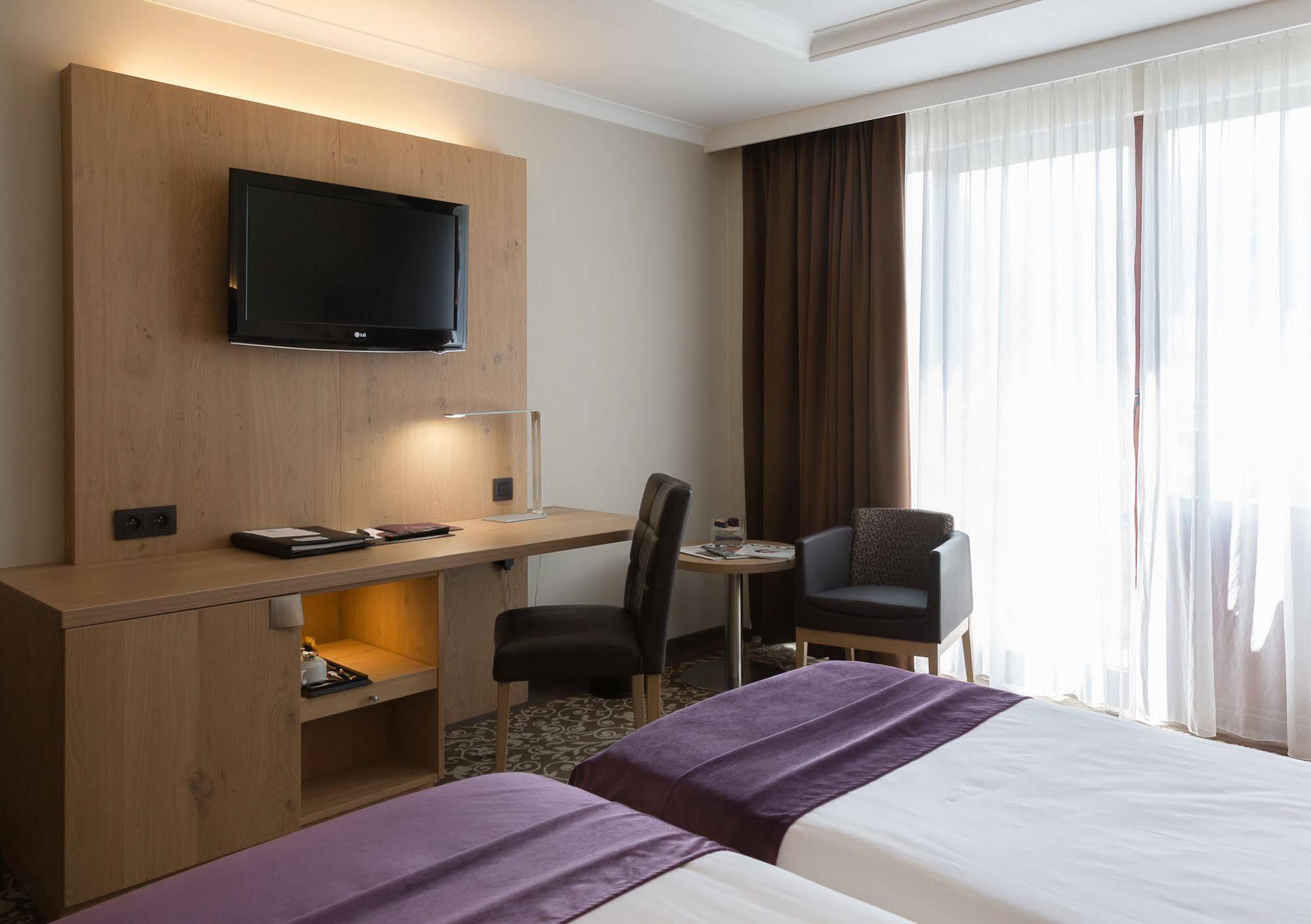 Hotel Restaurant Van Der Valk Nivelles-Sud Екстериор снимка